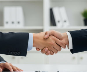 Spotkanie Nawrocki Starmer. Jakie sygnały wysłano ze zdjęcia?