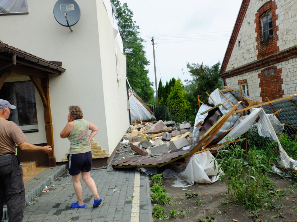 Przez gminę Wilków przeszła potężna nawałnica. Kilkadziesiąt budynków jest zniszczonych