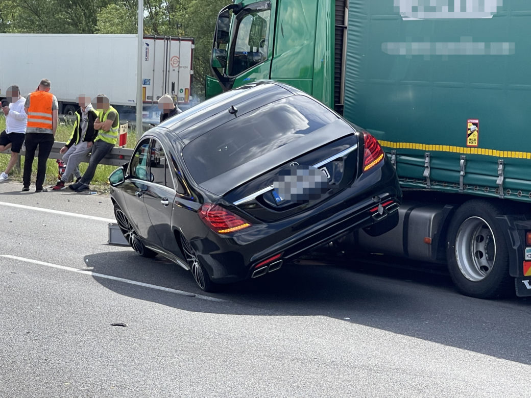 Jaguar stracił koła, mercedes wbił się w ciężarówkę. Spektakularne zderzenie na S8 w Warszawie