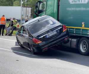 Jaguar stracił koła, mercedes wbił się w ciężarówkę. Spektakularne zderzenie na S8 w Warszawie