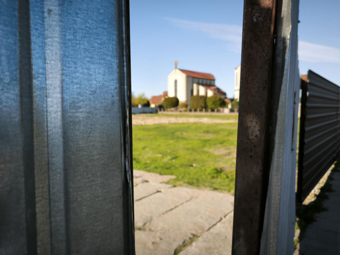 Gronowo osiedle przed kościołem