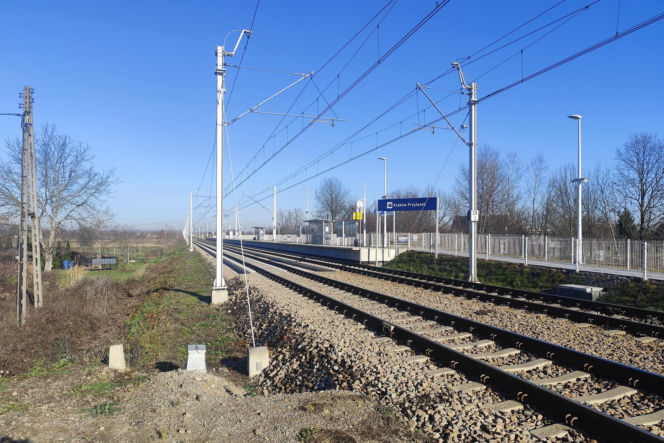 Justyna B. zginęła pod kołami pociągu. Jej grób przykryły białe kwiaty