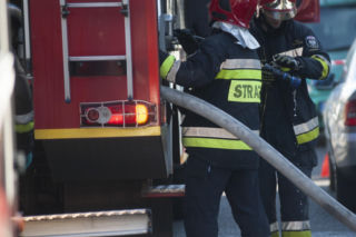 Ewakuowano 25 osób - Nocny pożar mieszkania przy ul. Tokarskiej 