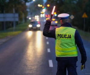 Pijany prokurator z Koła spowodował wypadek. Dariusz K. miał wcześniej pić w komendzie policji!