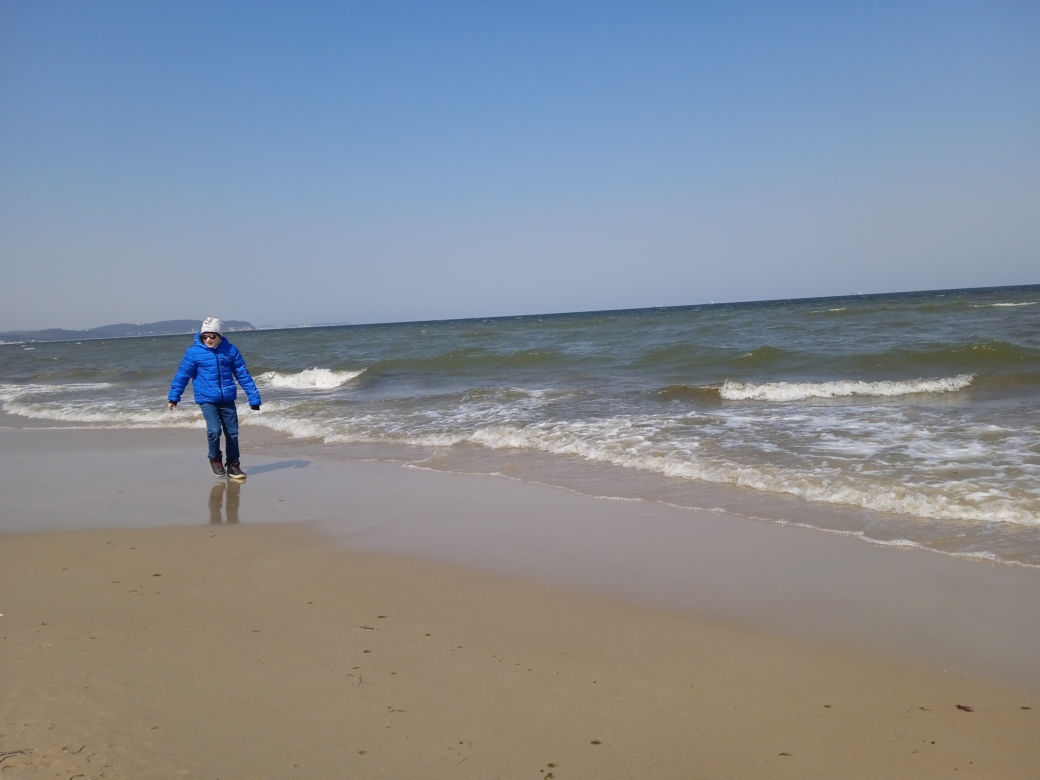 Mieszkańcy korzystają ze słonecznej pogody. Na plaży w Jelitkowie widać już pierwszych spacerowiczów!