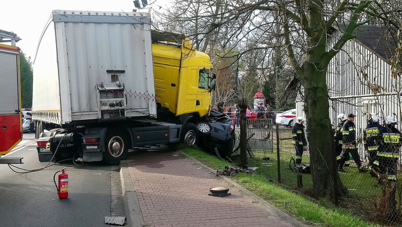 Śmiertelny wypadek w Drużbicach. Nie żyje kierowca osobówki
