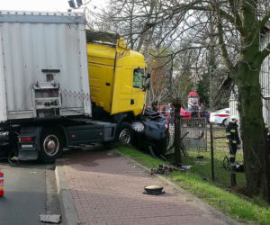 Śmiertelny wypadek w Drużbicach. Nie żyje kierowca osobówki