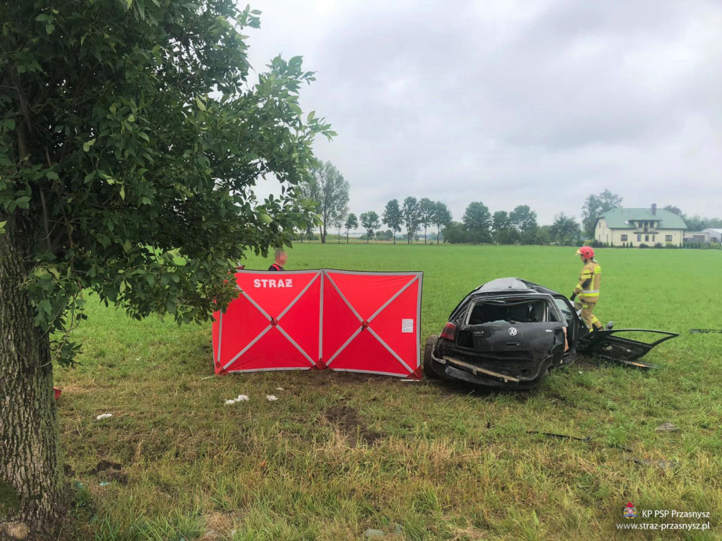 Turowo. ROZTRZASKAŁA auto o drzewo! NIE ŻYJE 22-latka [ZDJĘCIA]
