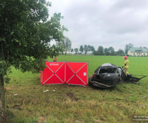 Turowo. ROZTRZASKAŁA auto o drzewo! NIE ŻYJE 22-latka [ZDJĘCIA]