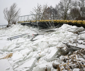 Promenada w Trzebieży zniszczona przez lód