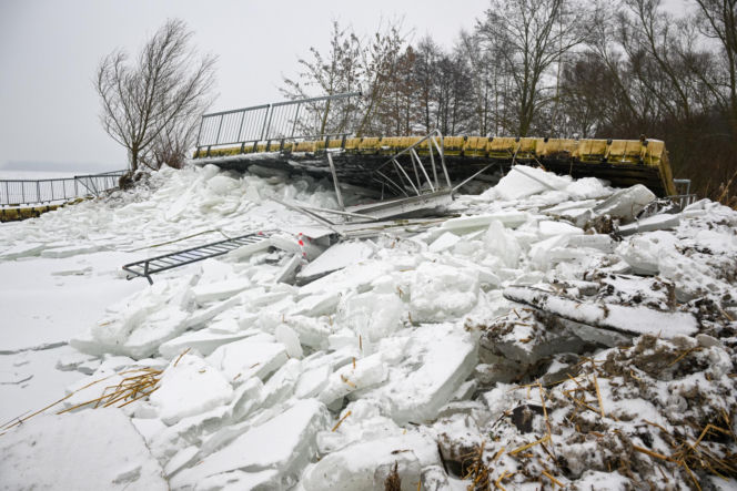Promenada w Trzebieży zniszczona przez lód