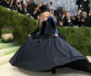 Stevie Nicks pierwszy raz w historii na Met Gali! Artystka pojawiła się w stroju z... sieciówki!