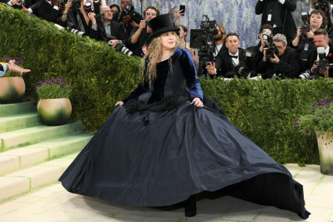 Stevie Nicks pierwszy raz w historii na Met Gali! Artystka pojawiła się w stroju z... sieciówki!