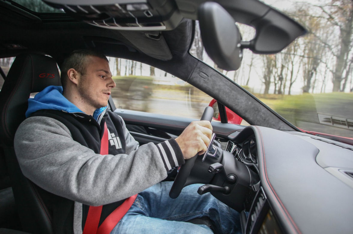 Adrian Zieliński w Porsche Panamera GTS