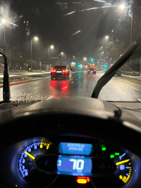 Limuzyna Trzaskowskiego mknie 60 km/h na ulicy z ograniczeniem do 30 km/h