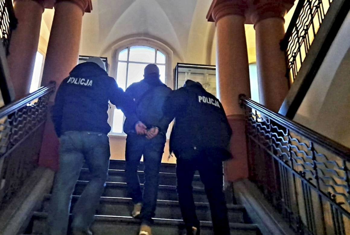 Brutalny mord na działkach w Rumi. Zabił go siekierą i próbował ukryć zwłoki