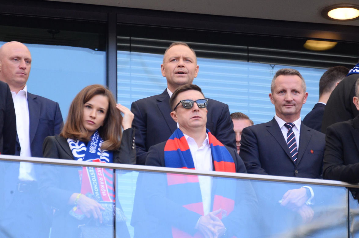 Karol Nawrocki wśród kibiców. Tak wyglądał na meczu