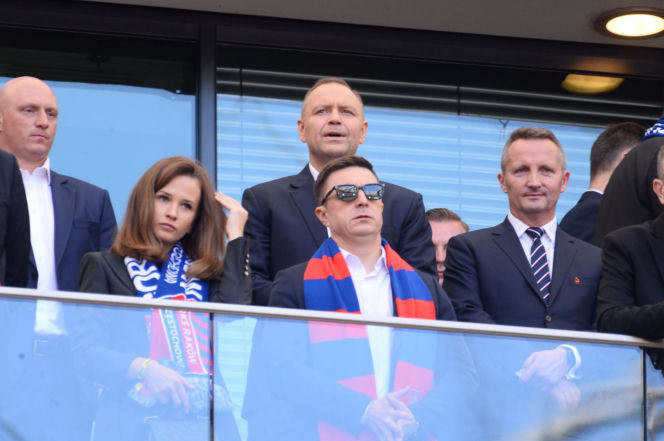 Karol Nawrocki wśród kibiców. Tak wyglądał na meczu