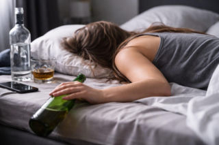 Szok! Pijana matka przewracała się z wózkiem na klatce schodowej