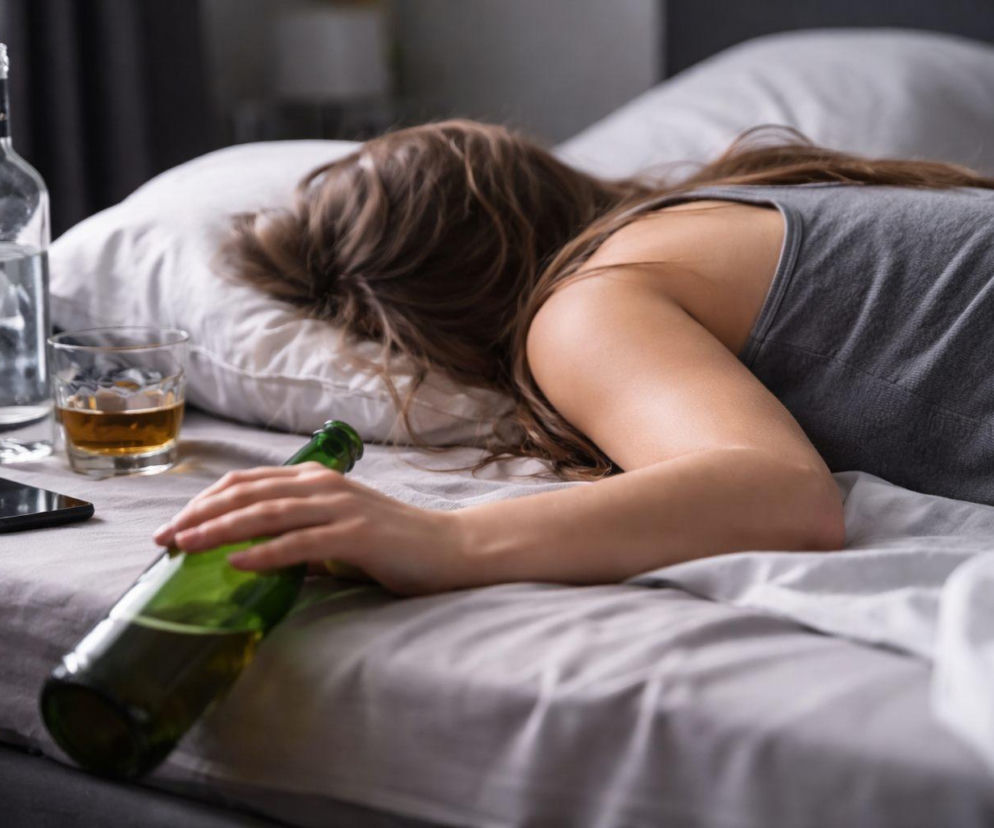 Szok! Pijana matka przewracała się z wózkiem na klatce schodowej. Zawiadomiono policję