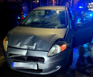 Miał 2,5 promila i rozbijał zaparkowane auta. Potem rzucił się do ucieczki