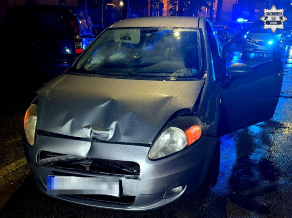 Uderzył w dwa auta i uciekł. Potem ruszył do ucieczki przed policją. Był kompletnie pijany