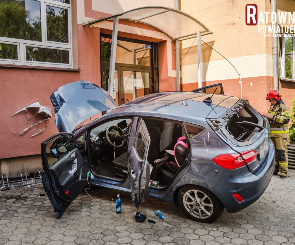 Groźny wypadek w Ełku. Samochód z małym dzieckiem wjechał w budynek szkoły