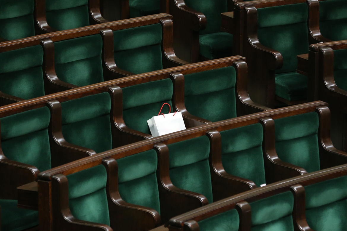 Zaraz wracam, to moje miejsce. Puste ławy sejmowe, gdzie są posłowie? 