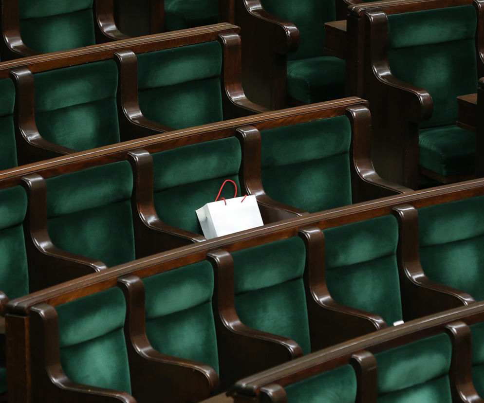 Zaraz wracam, to moje miejsce. Puste ławy sejmowe, gdzie są posłowie? 