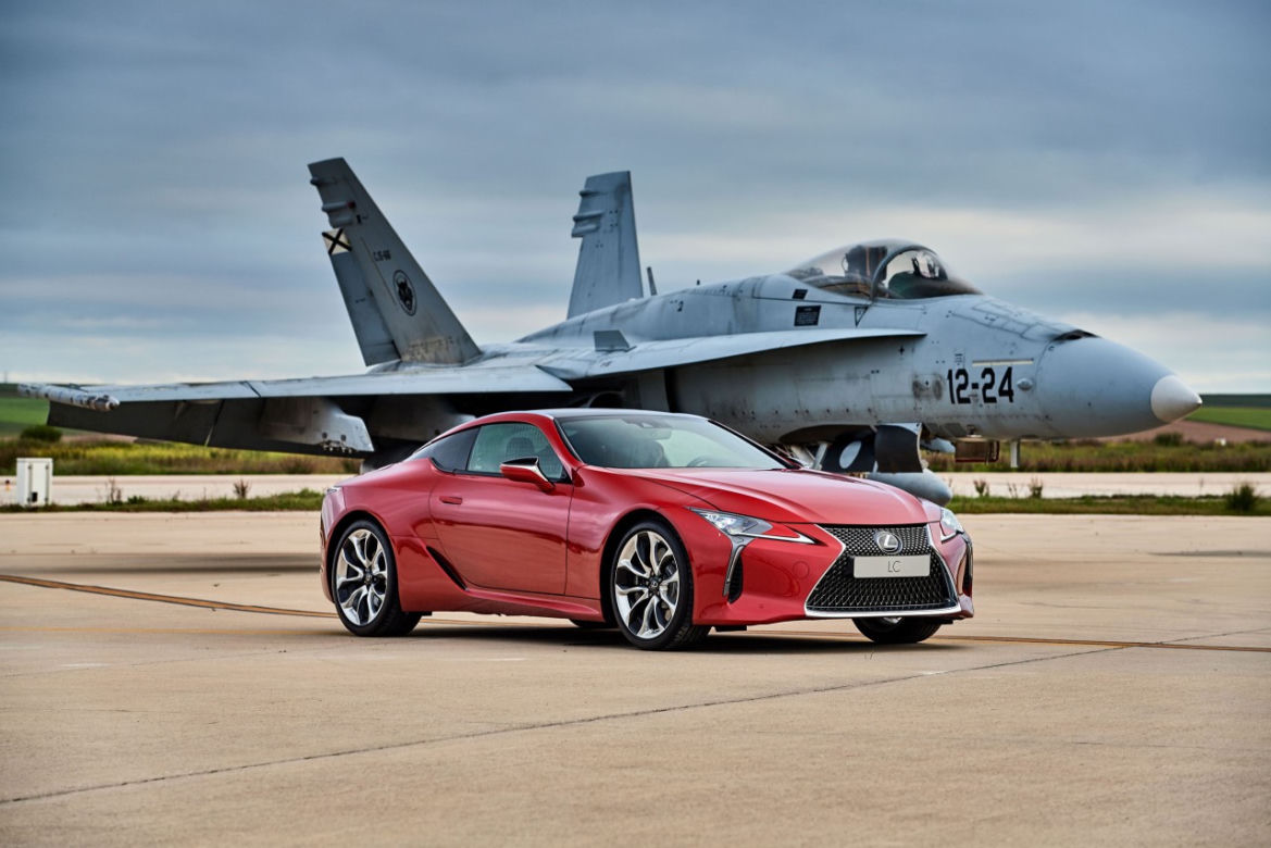 Lexus LC 500 ściga się z myśliwcem F-18
