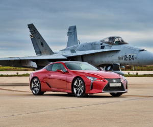 Lexus LC 500 ściga się z myśliwcem F-18