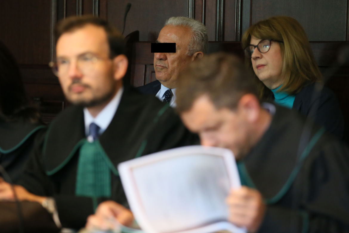 Zięć przyniósł teściowi do domu 150 tys zł w reklamówce. Kolejna rozprawa Artura W. 