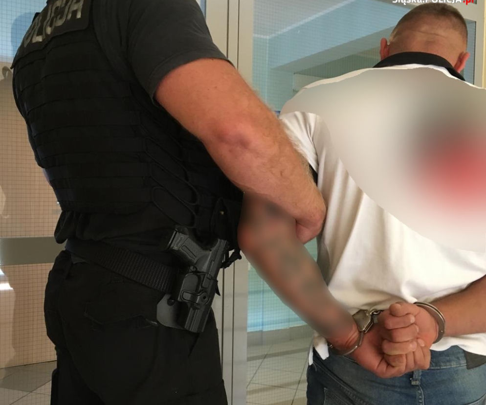 Włamali się na konto, wykradli ponad 700 tysięcy złotych! Kupili 14 sztabek złota