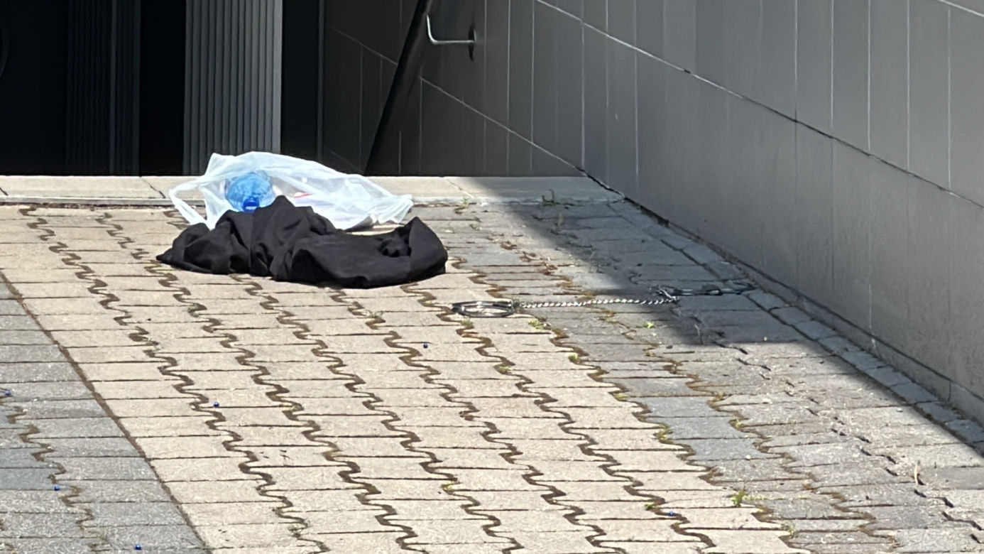 Alarm w Piasecznie! Więzień pobił policjanta i uciekł sprzed sądu!