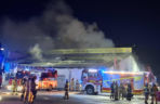 Ogromny pożar w Rawiczu. Palą się budynki przy ul. Sarnowskiej