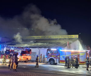 Ogromny pożar w Rawiczu. Palą się budynki przy ul. Sarnowskiej