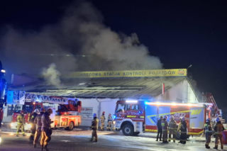 Ogromny pożar w Rawiczu. Palą się budynki przy ul. Sarnowskiej