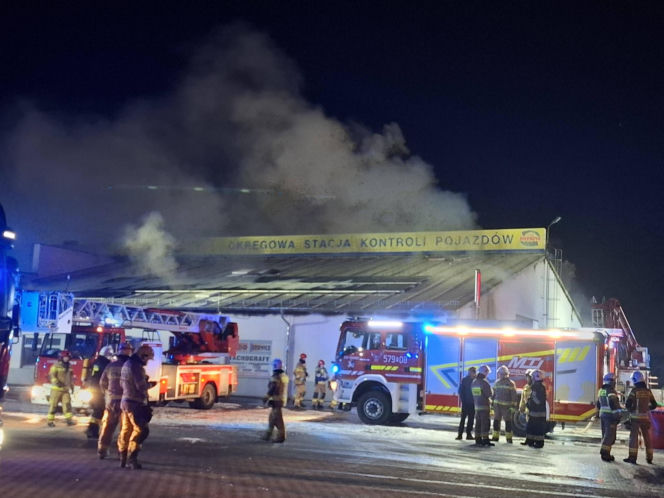 Ogromny pożar w Rawiczu. Palą się budynki przy ul. Sarnowskiej