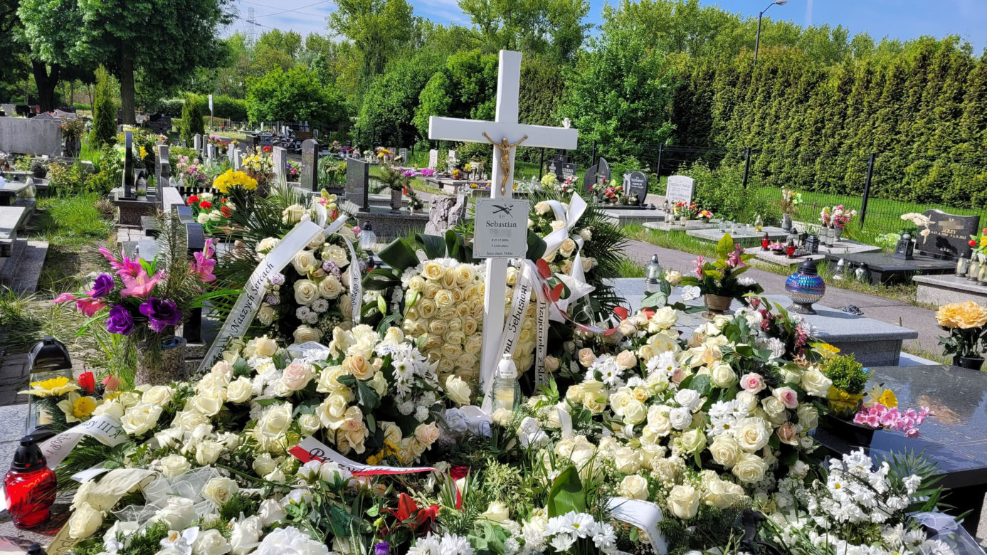 Grób 11-letniego Sebastiana zasypany białymi kwiatami. Mieszkańcy pamiętają o chłopcu
