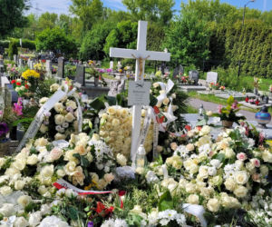 Grób 11-letniego Sebastiana zasypany białymi kwiatami. Mieszkańcy pamiętają o chłopcu