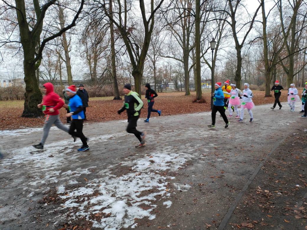 Przedświąteczne zawody sportowe. Łodzianie biegają i pomagają