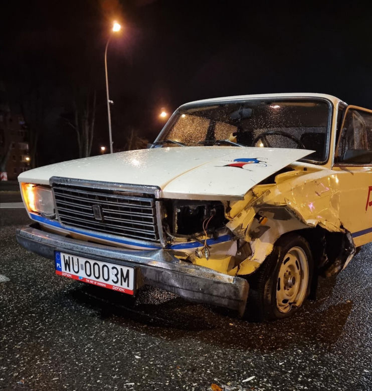  Rozbili ładę z wypożyczalni, auto przetrwało tylko tydzień. Klasyk motoryzacji pójdzie na złom?