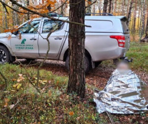 Porzucony rower i buty w lesie pod Garwolinem. Strażnicy leśni znaleźli kompletnie wycieńczonego mężczyznę.