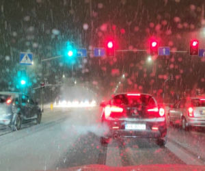 Śnieżyca w Śląskiem. Koszmarne warunki na drogach [ZDJĘCIA]