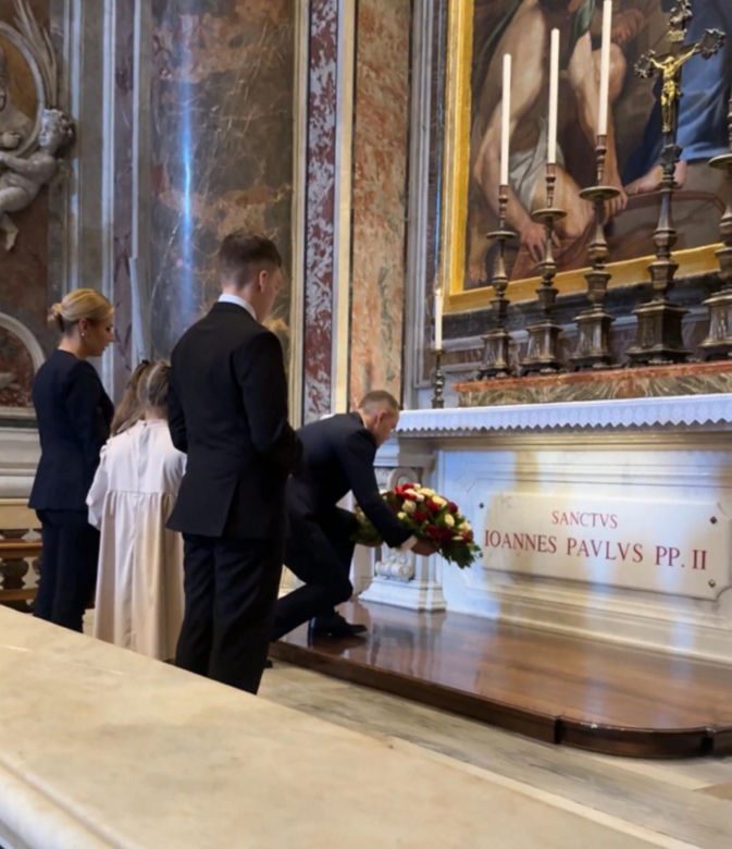 Nawroccy przy grobie papieża Polaka
