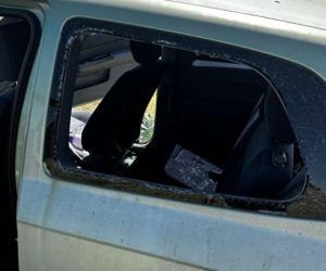 Zdewastował i okradł auto. Sprawca zostawił w nim swój portfel