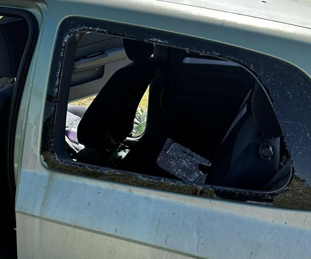 Zdewastował i okradł auto. Sprawca zostawił w nim swój portfel