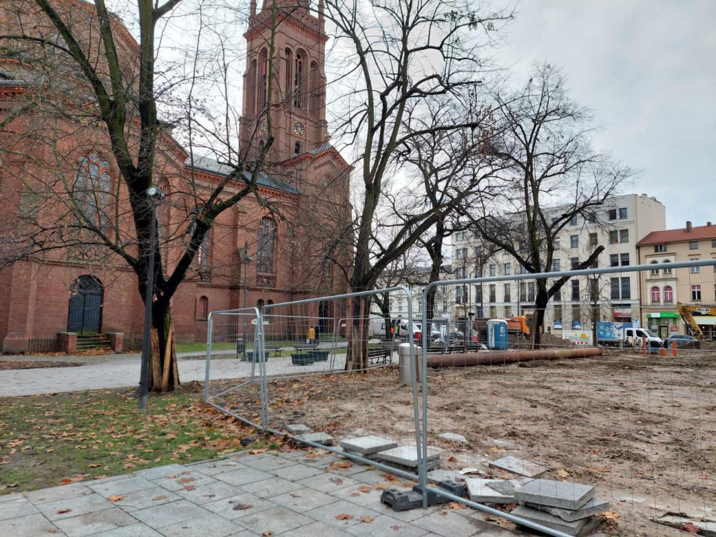 Plac Wolności to ciągle plac budowy. Przed kościołem mają być jak najlepsze warunki do handlu kwiatami [WIZUALIZACJE, ZDJĘCIA]