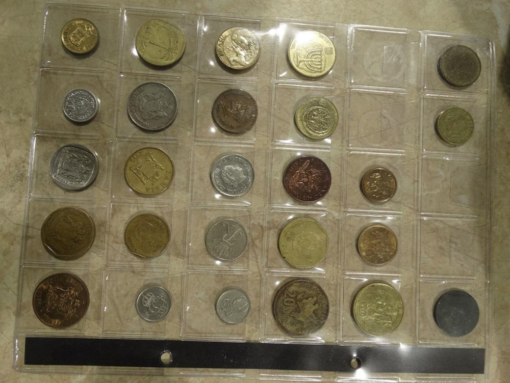 Przedmioty kolekcjonerskie zatrzymane na granicy. Monety, banknoty i odznaczenia przewożone nielegalnie. 