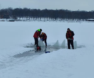 Jak uratować człowieka, gdy załamie się pod nim lód? Strażacy ćwiczyli różne scenariusze
